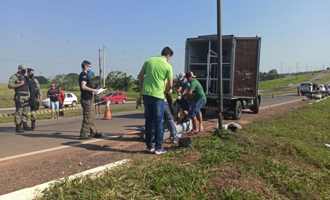 Jovem perde controle da moto ao passar em um buraco na BR-364 e colide contra  poste; ele morreu no local